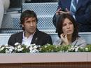 El delantero del Real Madrid, Ra&uacute;l Gonz&aacute;lez, y su mujer la modelo Mamen Sanz observan el partido.
