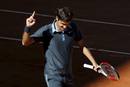 El tenista suizo Roger Federer saluda al p&uacute;blico tras vencer al espa&ntilde;ol Rafa Nadal