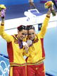 Las espa&ntilde;olas Andrea Fuentes y Ona Carbonell, celebran la plata en el podio de la final de la modalidad de d&uacute;os de nataci&oacute;n sincronizada.