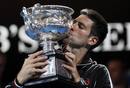 El tenista serbio Novak Djokovic besa el trofeo del Abierto de Australia despu&eacute;s de la final que disput&oacute; contra el espa&ntilde;ol Rafa Nadal