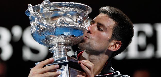 El tenista serbio Novak Djokovic besa el trofeo del Abierto de Australia despu&eacute;s de la final que disput&oacute; contra el espa&ntilde;ol Rafa Nadal