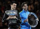 El tenista espa&ntilde;ol Rafa Nadal (d) y el serbio Novak Djokovic (i) posan con sus respectivos trofeos