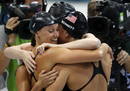 De izquierda a derecha, las estadounidenses Dana Vollmer, Rebecca Soni (atr&aacute;s), Allison Schmitt y Missy Franklin celebran su victoria en la final de relevos 4x100 masculino de los Juegos Ol&iacute;mpicos de Londres 2012 en Londres.