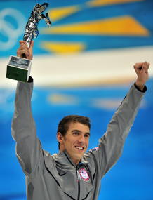 A Phelps le han dado tras finalizar el 4x100 estilos un trofeo como "Mejor atleta ol&iacute;mpico de todos los tiempos" entregado por la Federaci&oacute;n Internacional de Nataci&oacute;n