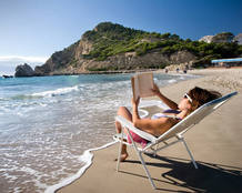 Finestrat - Leyendo y tomando el sol en la cala