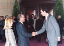 Carlos Fuentes saluda al Pr&iacute;ncipe Felipe durante una de sus visitas a Espa&ntilde;a