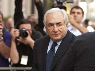 Ver v&iacute;deo  'La fiscal&iacute;a de Manhattan ha pedido al juez que retire todos los cargos por agresi&oacute;n sexual que pesan sobre Strauss-kahn'