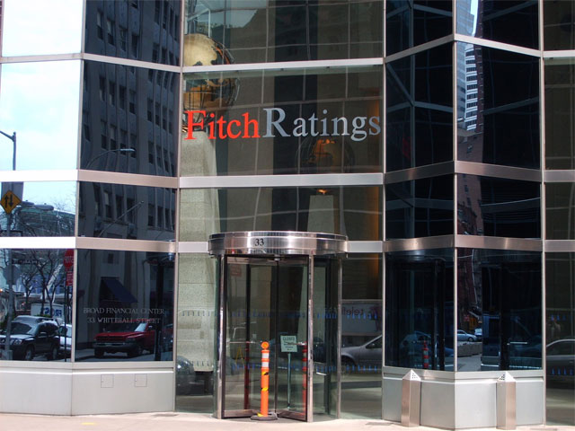 Fitch rebaja dos escalones la nota de la deuda de Espa&ntilde;a y la deja con perspectiva negativa