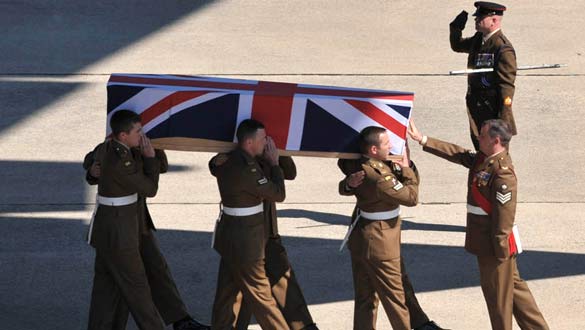 El cadáver de uno de los soldados británicos muertos en las últimas horas llega a la base de la RAF de Lyneham. El cadáver de uno de los soldados británicos muertos en las últimas horas llega a la base de la RAF de Lyneham.