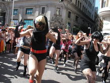 Un 'flashmob' de Lady Gaga y Beyonce se adelanta al desfile