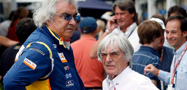 Briatore y Ecclestone conversan en el pasado GP de Brasil de 2008.
