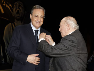 Florentino, condecorado como madridista