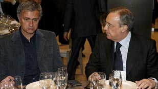 Ver vídeo 'Florentino Pérez enmienda a Mourinho'