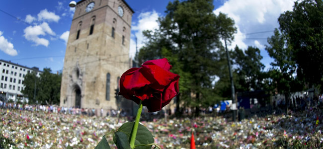 Flores frente a la iglesia de Domkirken, en Oslo