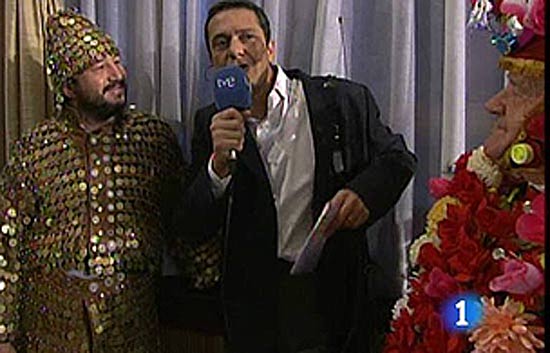 Flores y pesetas en los disfraces de los m&aacute;s atrevidos