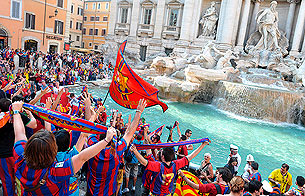 Ver v&iacute;deo  'La Fontana di Trevi se ti&ntilde;e de blaugrana'