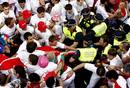 Forcejeo entre un grupo de j&oacute;venes y agentes de la Polic&iacute;a Municipal que no impidieron la entrada de una ikurri&ntilde;a a la Plaza del Ayuntamiento de Pamplona.