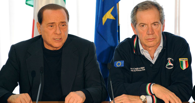 Foto de archivo del primer ministro italiano, Silvio Berlusconi, y Guido Bertolaso, el jefe de la Protecci&oacute;n Civil, en una rueda de prensa en L'Aquila.
