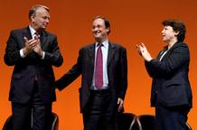 Foto de archivo de Jean-Marc Ayrault, Fran&ccedil;ois Hollande y Martine Aubry en 2002, reunidos con motivo de las elecciones parlamentarias.