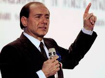Foto de archivo de Silvio Berlusconi en la campaña de su partido en el año 1994