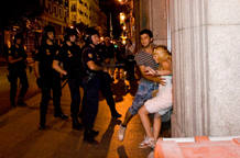 Momento en el que la Polic&iacute;a agrede a la joven