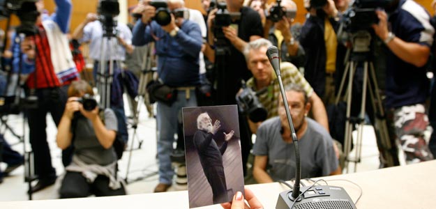 Gran expectación de los medios ante la presentación de la foto del ex presidente Karadzic, ahora detenido. Gran expectación de los medios ante la presentación de la foto del ex presidente Karadzic, ahora detenido.