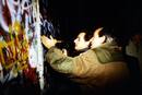 Esta foto difundida por el presidente franc&eacute;s a trav&eacute;s de Facebook en la que aparece en la ca&iacute;da del Muro de Berl&iacute;n -cuando al parecer estuvo tan solo unos d&iacute;as despu&eacute;s- ha provocado un aluvi&oacute;n de parodias.