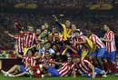 Foto de la familia atl&eacute;tica con el trofeo de la Europa League sobre el c&eacute;sped del Estadio Nacional de Bucarest.