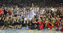 Foto de familia de los jugadores, cuerpo t&eacute;cnico, animadoras y miembros de la Federaci&oacute;n Espa&ntilde;ola de Baloncesto tras la proclamaci&oacute;n de la selecci&oacute;n espa&ntilde;ola como campeona de Europa