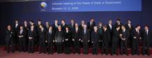 Foto de familia de los Veintisiete l&iacute;deres de la Uni&oacute;n Europea junto a los reci&eacute;n nombrados primer presidente estable del Consejo Europeo y la nueva alta representante para Pol&iacute;tica Exterior y Seguridad Com&uacute;n.