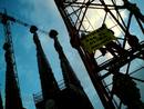 Los activistas est&aacute;n han descolgado dos pancartas m&aacute;s en las gr&uacute;as laterales de la Sagrada Familia en las que se puede leer &iquest;Save the climate-Salvad el clima&iquest;.