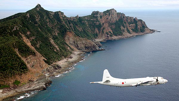Fotografía de archivo de un avión de reconocimiento de las Fuerzas de Auto-Defensa de Japón sobrevolando una de las islas Senkaku/Diaoyu
