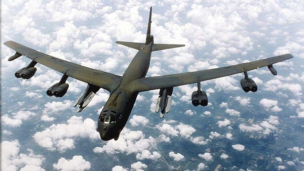 Fotografía de archivo del 1 de septiembre 1997 que muestra un bombardero estadounidense B-52 Stratofortress en vuelo