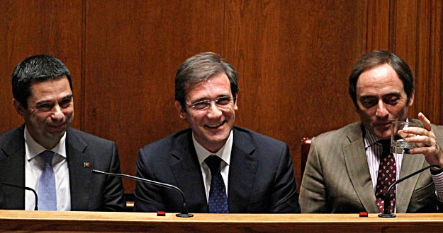Fotografía de archivo del primer ministro de Portugal, Pedro Passos Coelho, escoltado a la dercha de la imagen por Paulo Portas y a la izquierda, Vitor Gaspar.