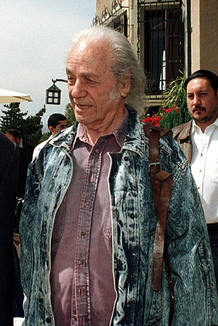 Foto de archivo del poeta Nicanor Parra durante un almuerzo en Chile en 2001