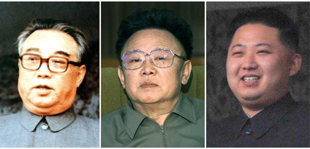 Fotograf&iacute;as de la disnat&iacute;a de gobernantes comunistas de Corea del Norte: de izquierda a derecha, el fundador, Kim Il-sung; el dirigente fallecido, Kim Jong-il y su hijo y heredero, Kim Jong-un