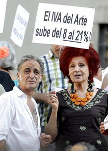 El fot&oacute;grafo Alberto Garc&iacute;a-Alix y la galerista Juana de Aizpuru