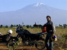 Fotografo gallego frente Kilimanjaro