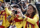 La capitana del equipo femenino de tenis Arantxa Sanchez Vicario y otras jugadoras, fotograf&iacute;an a sus compa&ntilde;eros del equipo masculino.