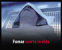Sanidad ha modificado la ley para obligar a las tabaqueras a incluir en las cajetillas fotograf&iacute;as como &eacute;sta en la que se advierte que fumar acorta la vida con la imagen de un cad&aacute;ver.