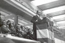 Manuel Fraga en 1977 dando un discurso como l&iacute;der de Alianza Popular