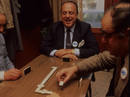 Fraga, jugando al domin&oacute;