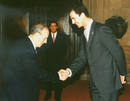Fraga saluda al pr&iacute;ncipe de Asturias en una foto de archivo de 1997