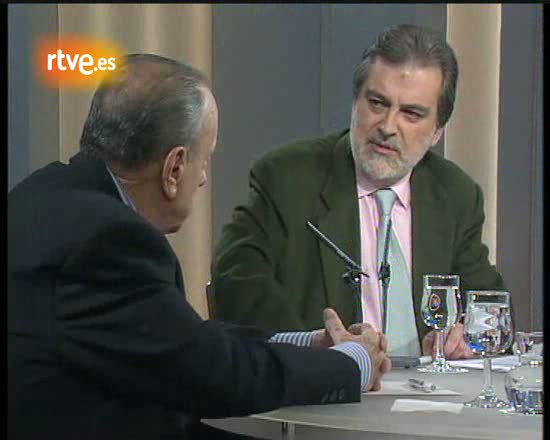 Fraga habla del problema de las "vacas locas" y de la dimisi&oacute;n del consejero de Agricultura gallego