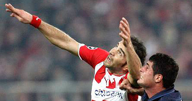 M&eacute;rida pugna un bal&oacute;n con Maresca, del Olympiakos, en un partido de Champions del Arsenal.