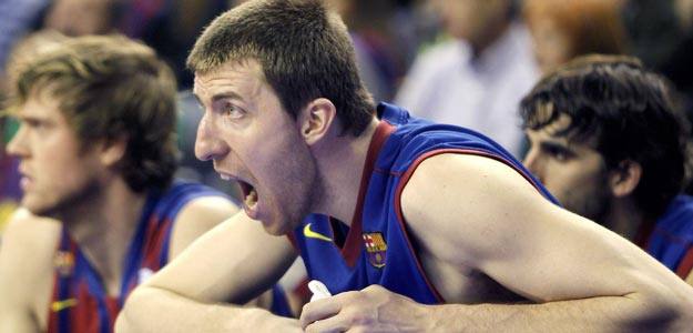 Fran V&aacute;zquez, p&iacute;vot del FC Barcelona Regal, anima a sus compa&ntilde;eros en la final de la Copa del Rey 2012