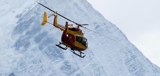 Un helic&oacute;ptero de los servicios de rescate sobrevuela el Mont Blanc