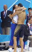 El franc&eacute;s Florent Manaudou abraza a su hermana Laure Manaudou despu&eacute;s de la victoria de los 50 m estilo libre.