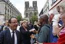 Frances President Hollande and Germanys Chancellor Merkel shake hands with the crowd in Reims