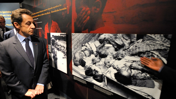 Sarkozy, en el museo memorial del genocidio de Ruanda, en Kigali.